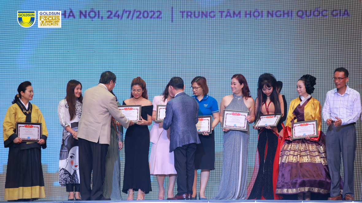 Đại diện Goldsun Media nhận bằng khen Đóng góp tích cực cho chuỗi hoạt động kỷ niệm 30 năm mối quan hệ Việt - Hàn.