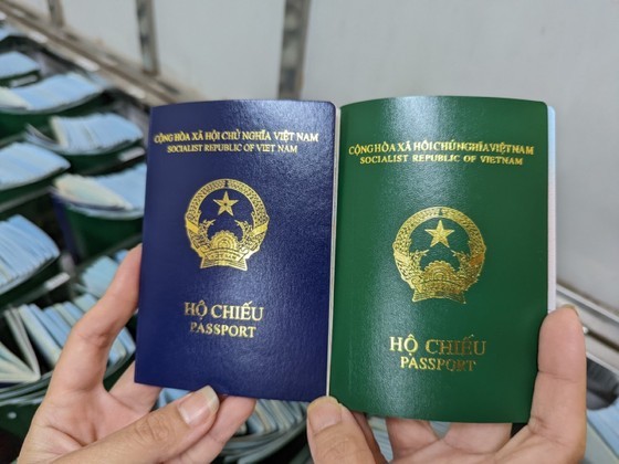 Hình dáng hai hộ chiếu mẫu mới (bìa trái) và mẫu cũ (bìa phải). 