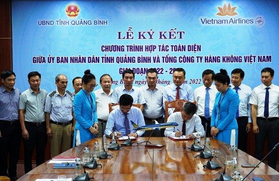 Quảng Bình "bắt tay" Việt Nam Airlines để "chắp cánh" cho du lịch phát triển