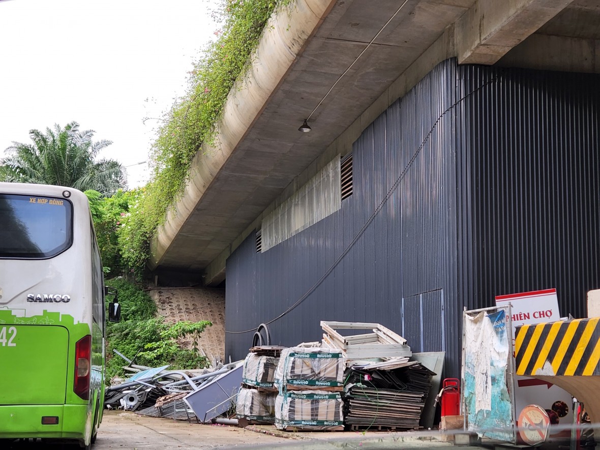 Cầu Bắc Hưng Hải qua Ecopark: Nhức mắt việc kinh doanh trong hành lang an toàn