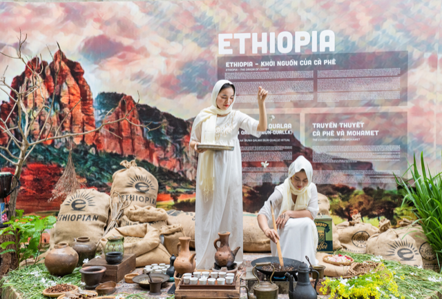 Nghi lễ cà phê của người Ethiopia trong lãm Cà phê ở những vùng đất thiêng phương Đông được phục dựng và thu hút rất nhiều khách trải nghiệm.