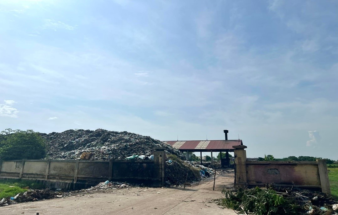 Điểm tập kết, xử lý rác thải của thị trấn Thổ Tang chất cao từ 3m - 5m đang trong tình trạng quá tải.