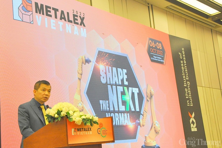Ông Vũ Trọng Tài - Tổng giám đốc Công ty RX Tradex Việt Nam, thông tin về triển lãm METALEX Vietnam 2022 tại buổi họp báo và ký kết hợp tác Triển lãm công nghiệp hỗ trợ 2022.