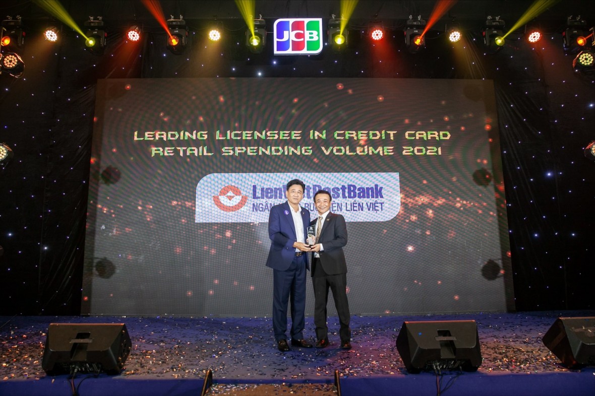 Ông Nguyễn Ngọc Nam – Phó Tổng Giám đốc LienVietPostBank nhận giải thưởng Ngân hàng dẫn đầu về tăng trưởng Doanh số chi tiêu Thẻ tín dụng năm 2021 (vị trí ngoài cùng bên trái).