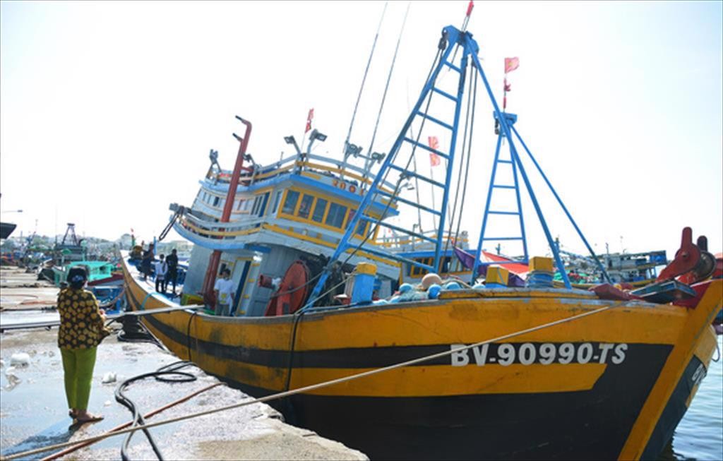 Ghe cá đậu tại cảng cá Phan Thiết, Bình Thuận chờ mua dầu để chuẩn bị cho chuyến biển mới