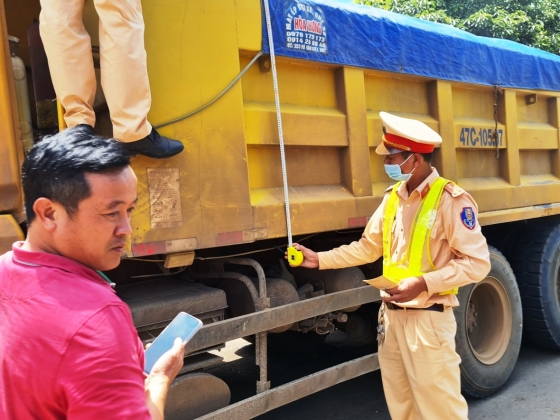 Đắk Lắk: Xử lý nghiêm các phương tiện kinh doanh vận tải chở quá khổ, quá tải
