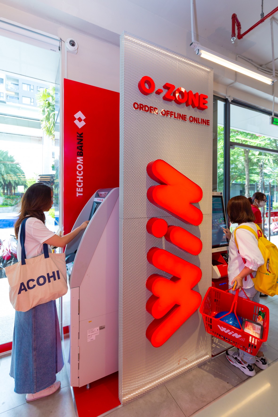 Khách hàng sử dụng hệ thống CDM thế hệ mới của Techcombank và đặt trà - cà phê Phúc Long tại khu vực O - Zone trong cửa hàng WIN