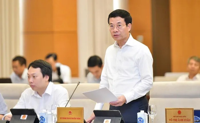 Bộ trưởng Bộ Thông tin và Truyền thông Nguyễn Mạnh Hùng trình bày Dự Luật tại phiên họp. Ảnh: Quochoi.vn