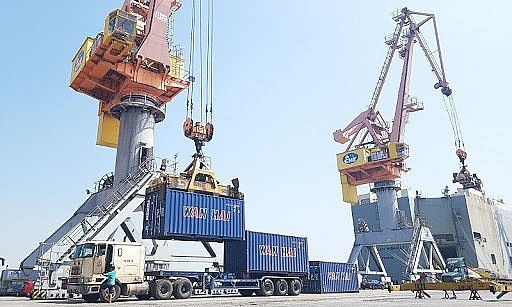 Xuất khẩu “bứt tốc”, cán cân thương mại thặng dư 5,49 tỷ USD