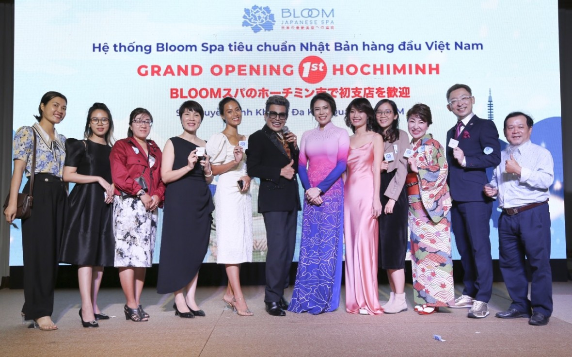 Bà Nguyễn Thuỳ Dương - Chủ tịch Công ty Cp công nghệ Bella Việt Nam, nhà sáng lập chuỗi Bloom Spa Nhật cùng các khách mời Khai trưong cơ sở Sài Gòn