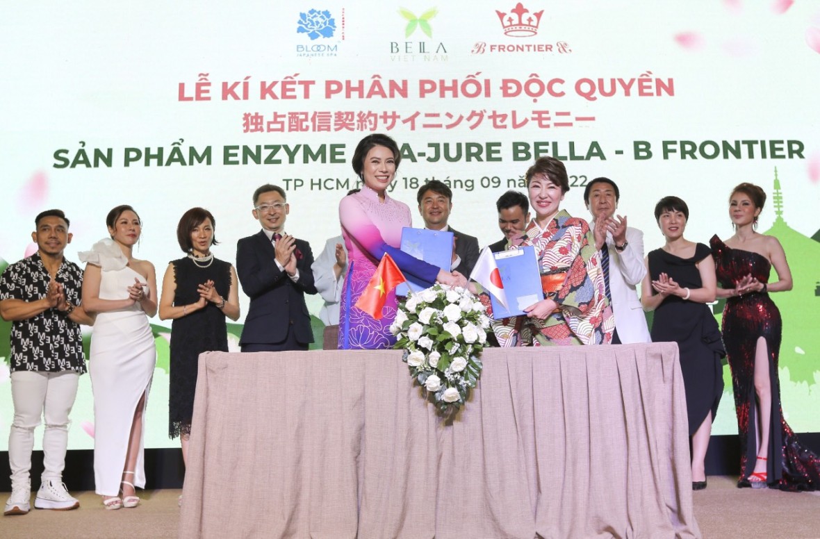 Bà Nguyễn Thuỳ Dương- sáng lập Bloom Spa và Giáo sư Yuko Matsuya ký độc quyền phân phối.