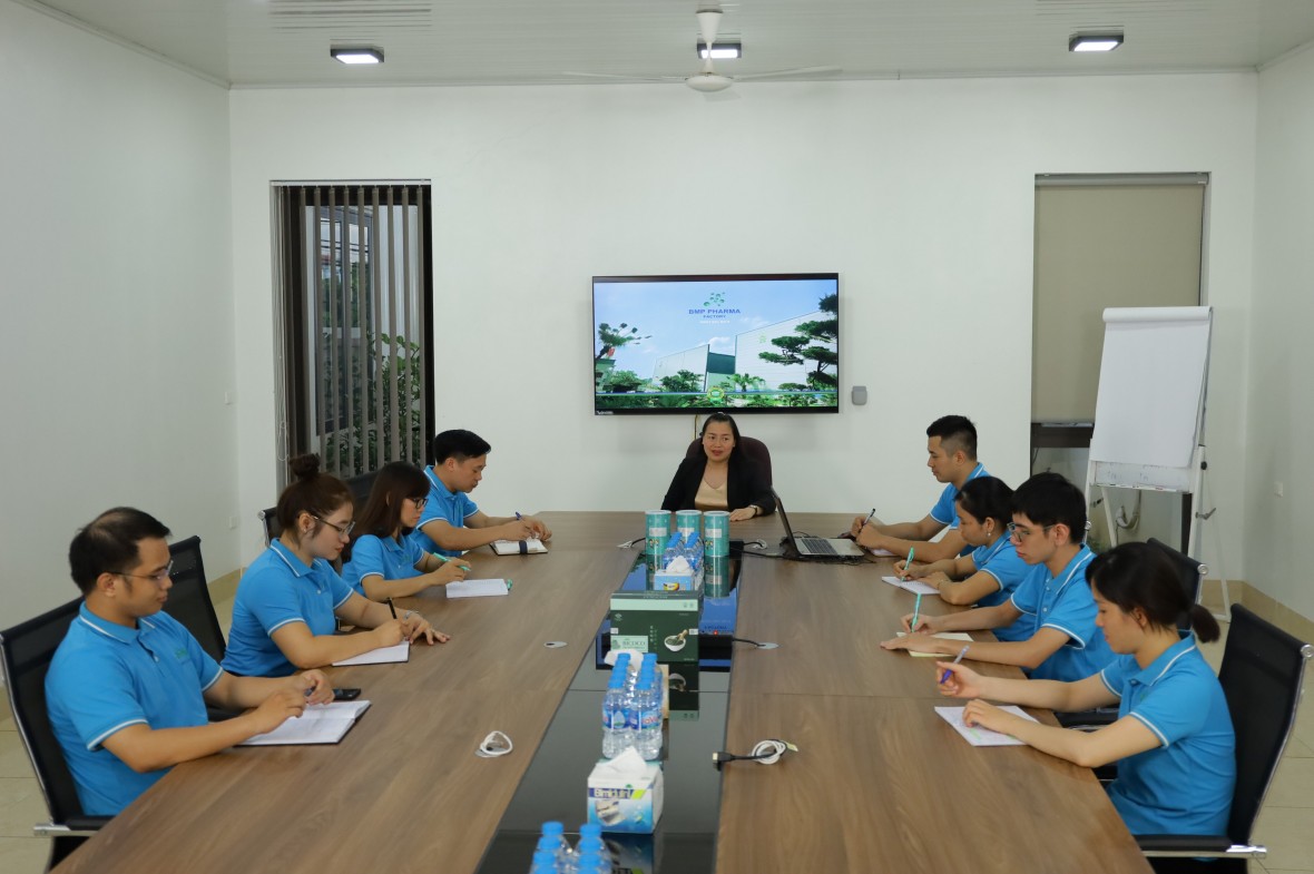 Bà Nguyễn Thị Hải Yến - ( áo đen ngồi giữa) Tổng giám đốc cty họp phát triển 