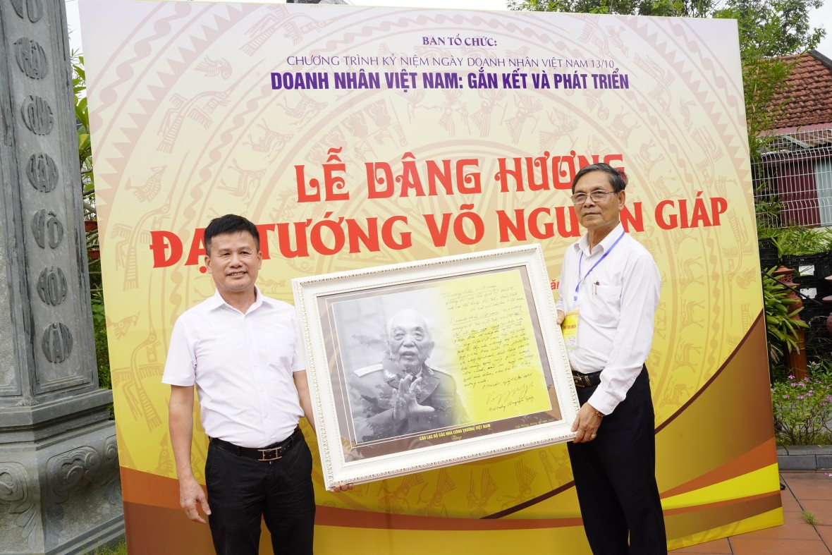 PGS.TS Đặng Văn Thanh - Chủ tịch CLB Các nhà Công Thương Việt Nam (phải), trao tặng kỷ vật tới doanh nhân Phạm Hồng Điệp.