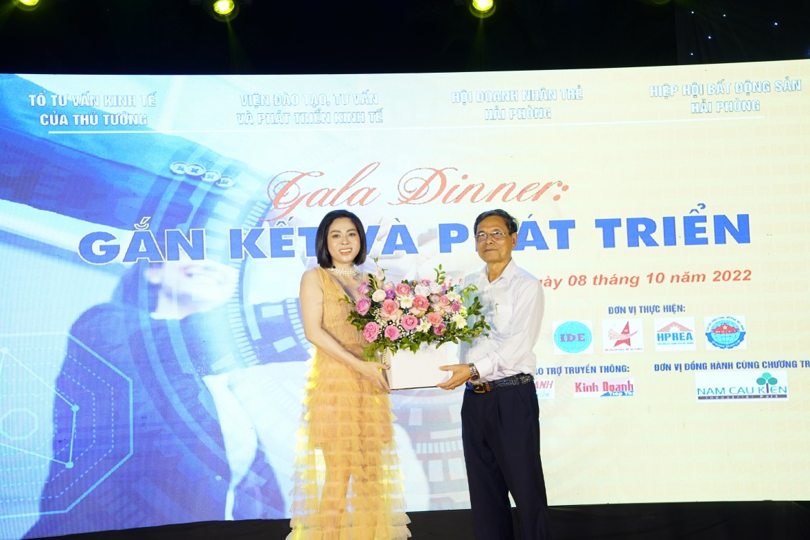 PGS.TS Đặng Văn Thanh tặng hoa chúc mừng các nữ doanh nhân nhân dịp kỷ niệm Ngày Phụ nữ Việt Nam 20/10.