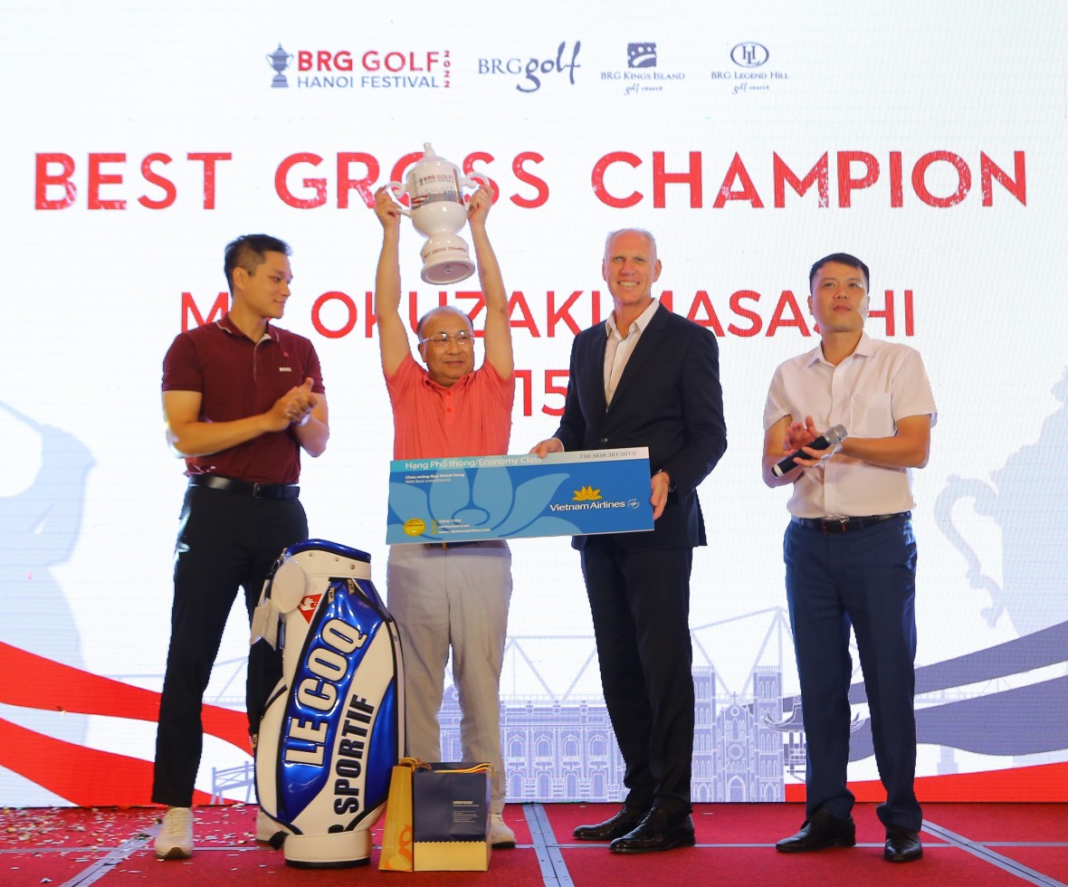 Gôn thủ Okuzaki Masashi tới từ Nhật Bản nhận cúp vô địch 2022 BRG Golf Hanoi Festival
