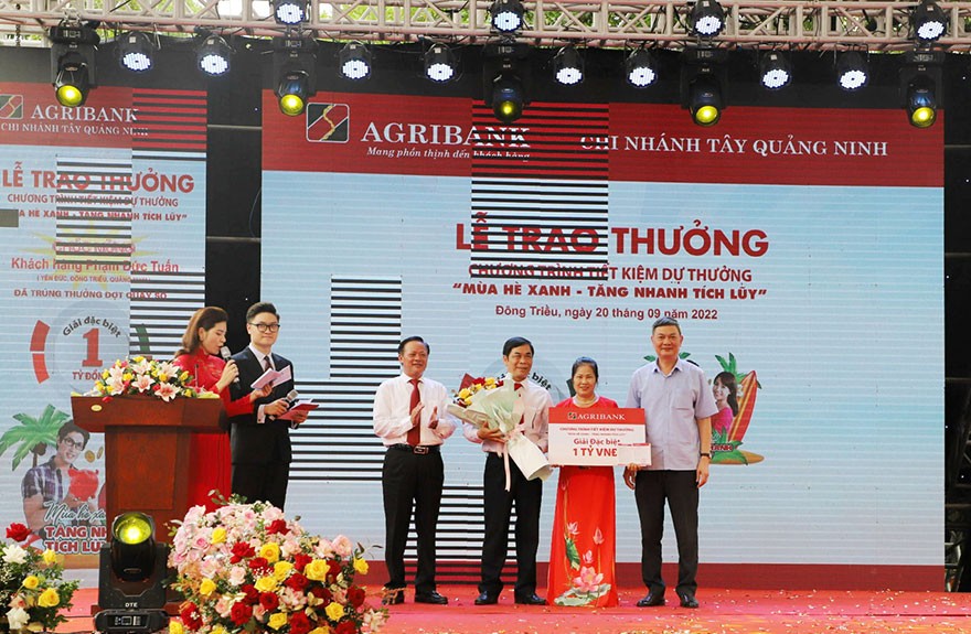 Phó Tổng giám đốc Agribank Nguyễn Quang Hùng (ngoài cùng bên trái) trao giải Đặc biệt cho khách hàng Phạm Đức Tuấn