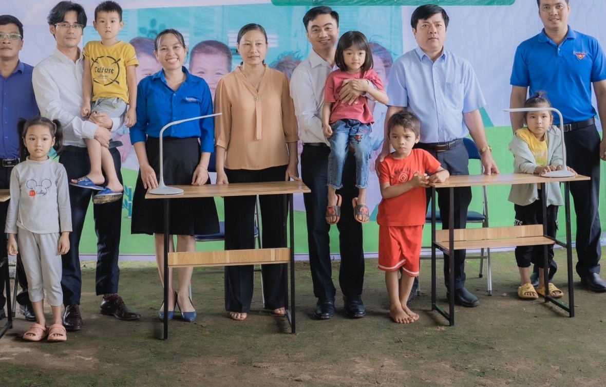Trao góc học tập, mỗi góc gồm 1 bàn học, 1 ghế ngồi và 1 đèn bàn cho con em Việt kiều Campuchia tại xã Phước Minh.