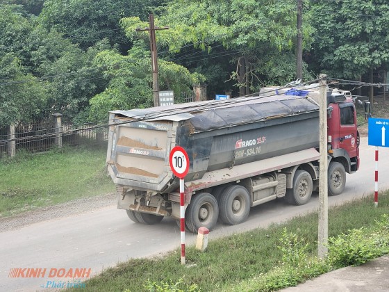 Hà Nội: Cận cảnh xe nghi quá tải "thông chốt" trên đường 10 tấn