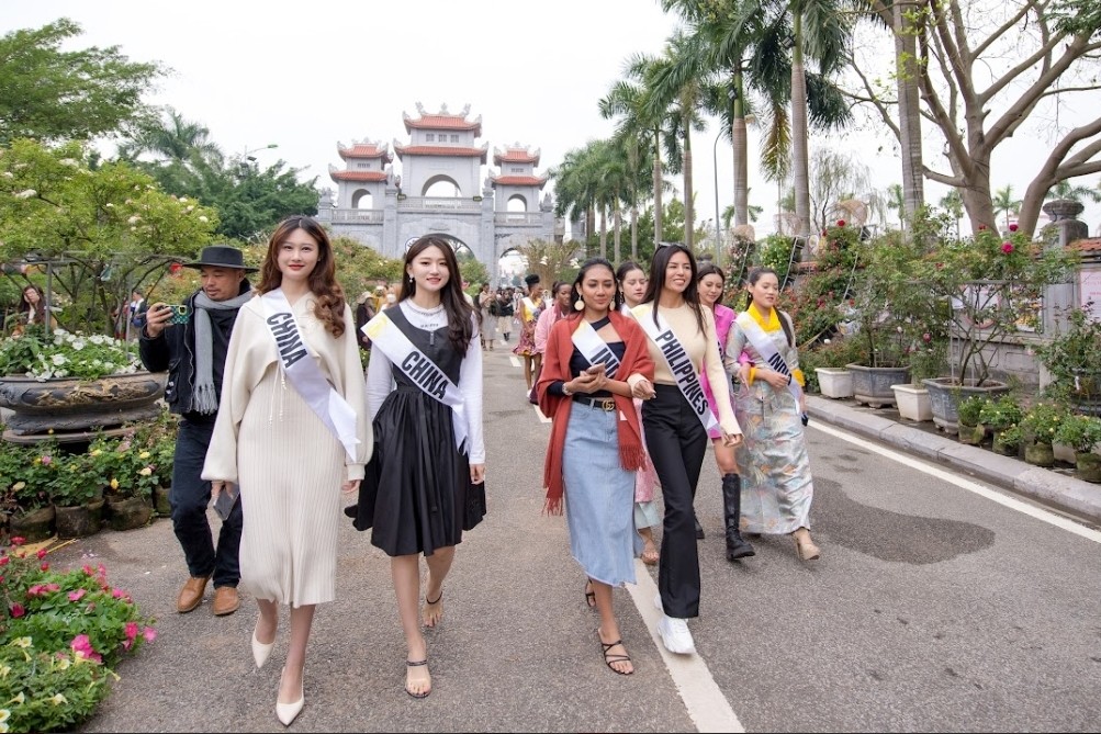 Làng hoa Mê Linh bất ngờ đón tiếp các người đẹp tham dự cuộc thi hoa hậu Du lịch Thế giới 2022