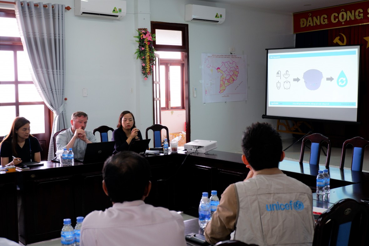 Đại diện SCG Thái Lan và UNICEF Việt Nam giới thiệu Aquonic - mô hình nhà vệ sinh không phát thải sẽ sớm được lắp đặt tại Sóc Trăng. Ảnh: Masterise Group