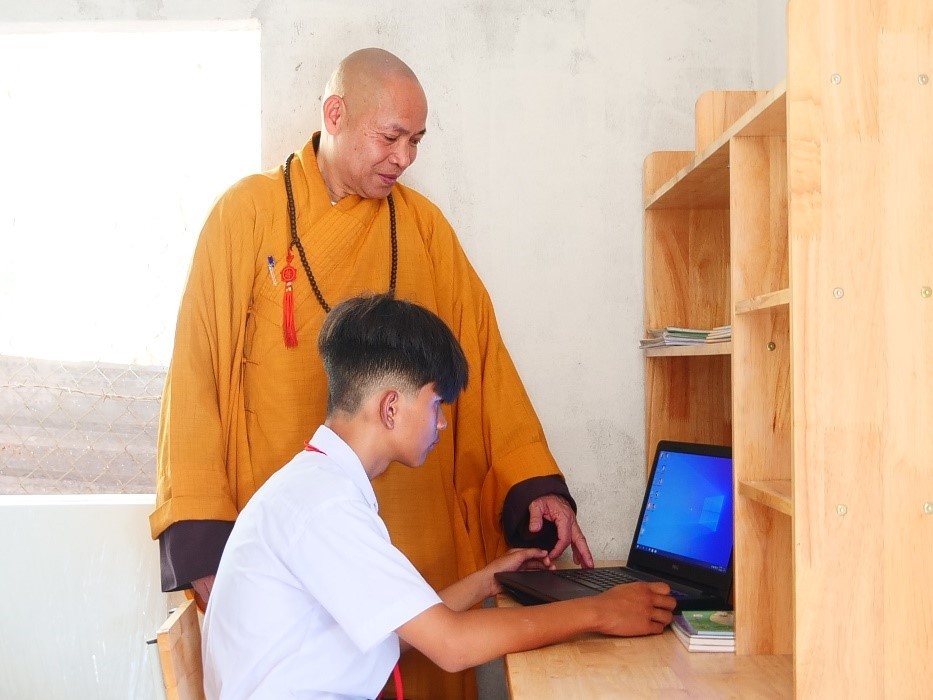 Chiếc laptop được trao tặng cho em Nguyễn Huỳnh Quốc Bảo sẽ là người bạn thân đồng hành cùng em trong suốt chặng đường học tập sắp tới.