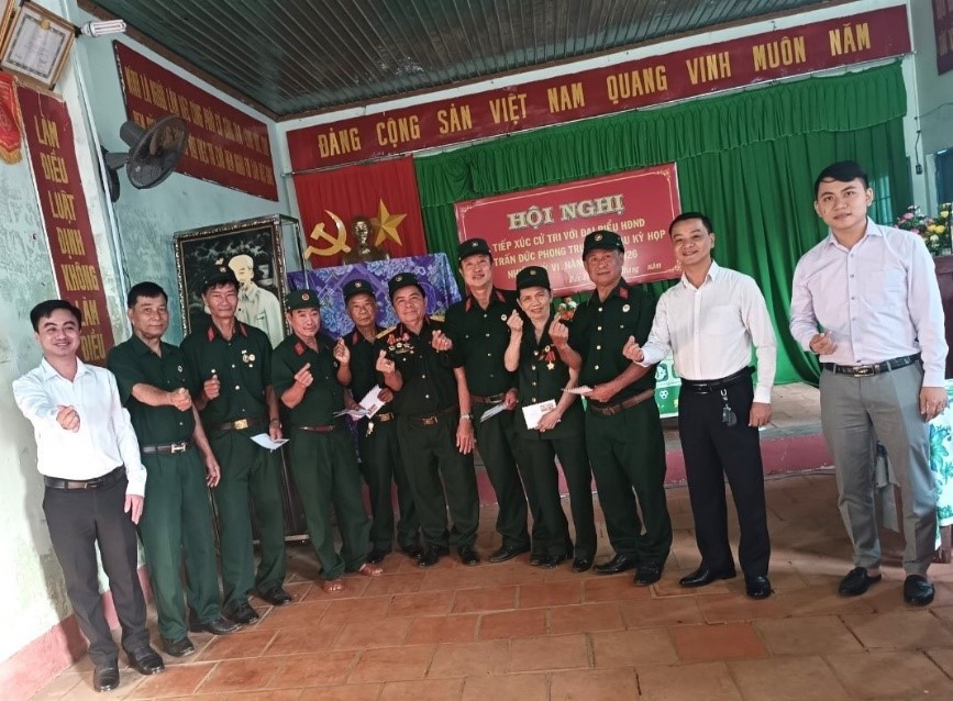 Các cựu chiến binh tại Thị trấn Đức Phong (H.Bù Đăng) vui mừng đón những phần quà Tết thắm đượm yêu thương từ đại diện Công ty TNHH Phát triển nông sản Thảo Nguyên (thứ 2, phải sang).