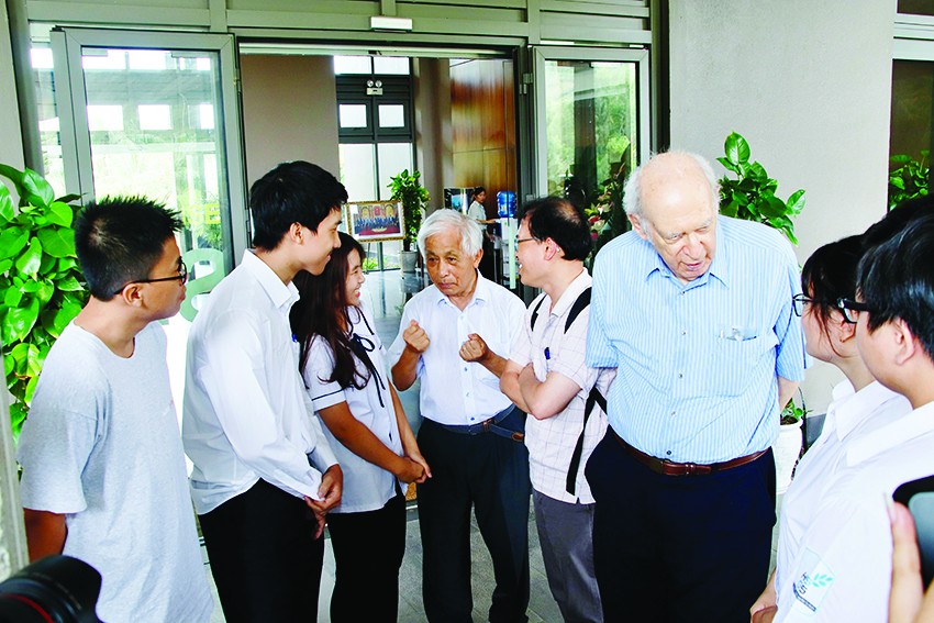 GS Trần Thanh Vân- GS Đàm Thanh Sơn - GS Jerome Friedman (Nobel Vật lí 1990) cùng các em học sinh.