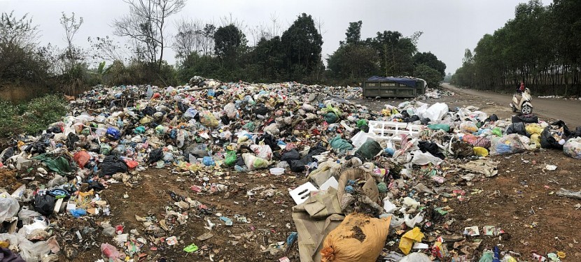 Người dân dựng lều ngăn xe chở rác vào bãi Xuân Sơn