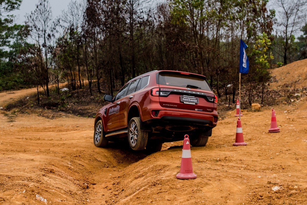 Luyện kỹ năng lái xe đường địa hình cùng Ford Việt Nam