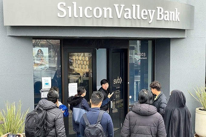 Một nhân viên thông báo với khách hàng rằng trụ sở SVB tại California đóng cửa. Ảnh: AFP