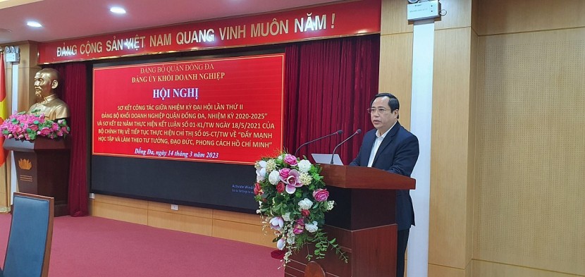 Đồng chí Nguyễn Văn Quang, Phó Bí thư, Chủ nhiệm Ủy Ban kiểm tra Đảng ủy Khối Doanh nghiệp quận Đống Đa đọc báo cáo sơ kết tại hội nghị