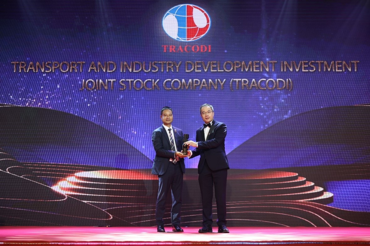 Ông Nguyễn Hoàng Hiểu – Tổng Giám đốc Tracodi nhận giải Doanh nghiệp xuất sắc châu Á 2022.