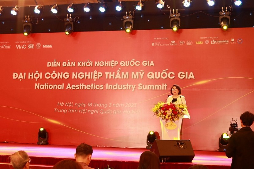 Bà Nguyễn Thị Tuyết Minh – Chủ tịch Hội đồng Doanh nhân nữ Việt Nam phát biểu khai mạc. Ảnh: Thanh Tùng