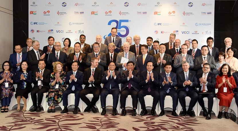 Thủ tướng Phạm Minh Chính với đại biểu các tổ chức quốc tế, hiệp hội doanh nghiệp dự Diễn đàn Doanh nghiệp Việt Nam thường niên 2023.