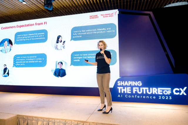 Bà Anastasia Fokina – Giám đốc Vận hành và Chuyển đổi số Home Credit Việt Nam chia sẻ những trải nghiệm của khách hàng tại buổi hội thảo về công nghệ AI