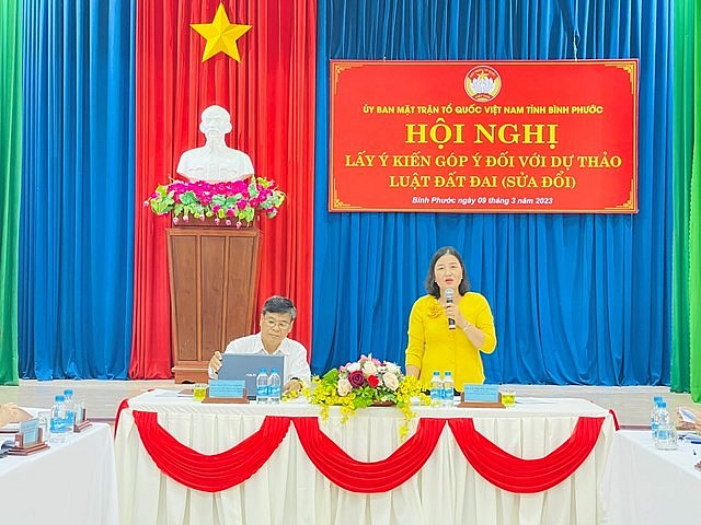 Đại diện Ủy ban MTTQ Việt Nam tỉnh và Đoàn ĐBQH tỉnh Bình Phước chủ trì hội nghị lấy ý kiến nhân dân về Dự thảo Luật Đất đai sửa đổi.