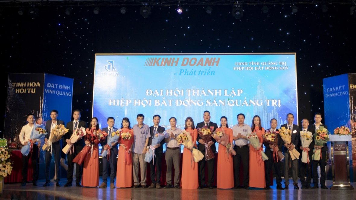 Lãnh đạo tỉnh Quảng Trị và thành phố Đông Hà tặng hoa chúc mừng Ban chấp hành mới (Ảnh PHú Hải)
