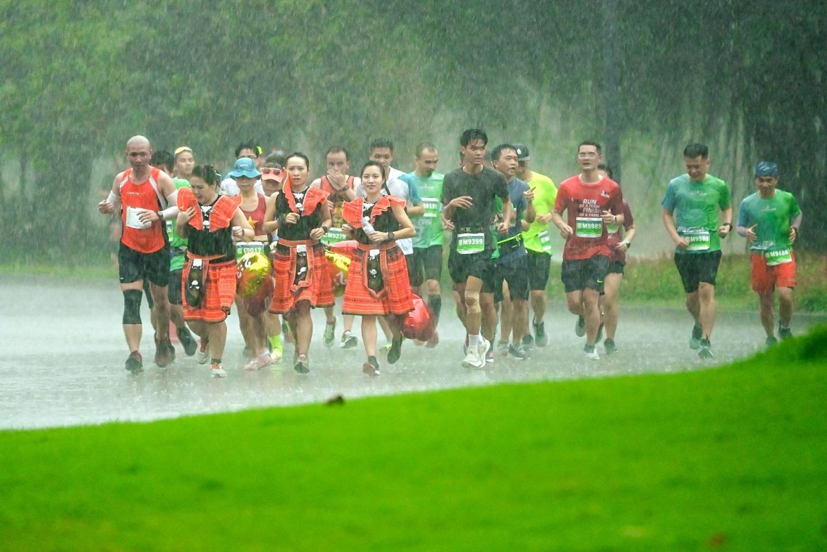 Những khoảnh khắc khó quên trên đường đua Ecopark Marathon 2023