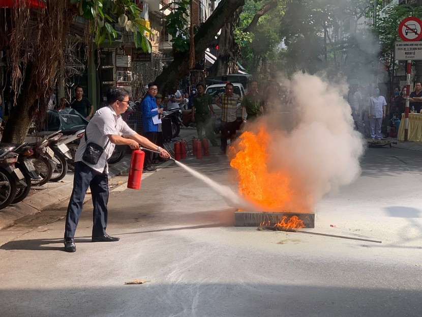 Diễn tập phương án chữa cháy và cứu nạn, cứu hộ tại “Tổ liên gia an toàn PCCC” tổ dân phố số 5 phường Hàng Bồ