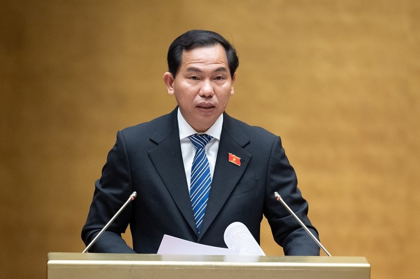 Chủ nhiệm Ủy ban Tài chính, Ngân sách của Quốc hội Lê Quang Mạnh trình bày Báo cáo thẩm tra về việc tiếp tục thực hiện chính sách giảm thuế giá trị gia tăng 2% theo Nghị quyết số 43/2022/QH15 ngày 11/1/2022. (Ảnh: THỦY NGUYÊN)