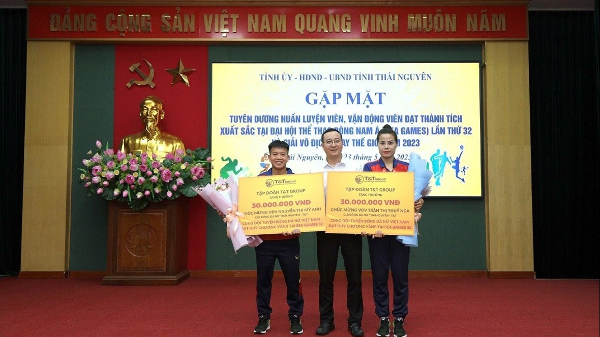 Hai cầu thủ nữ Thái Nguyên T&T nhận thưởng sau khi giành vàng tại SEA Games 32