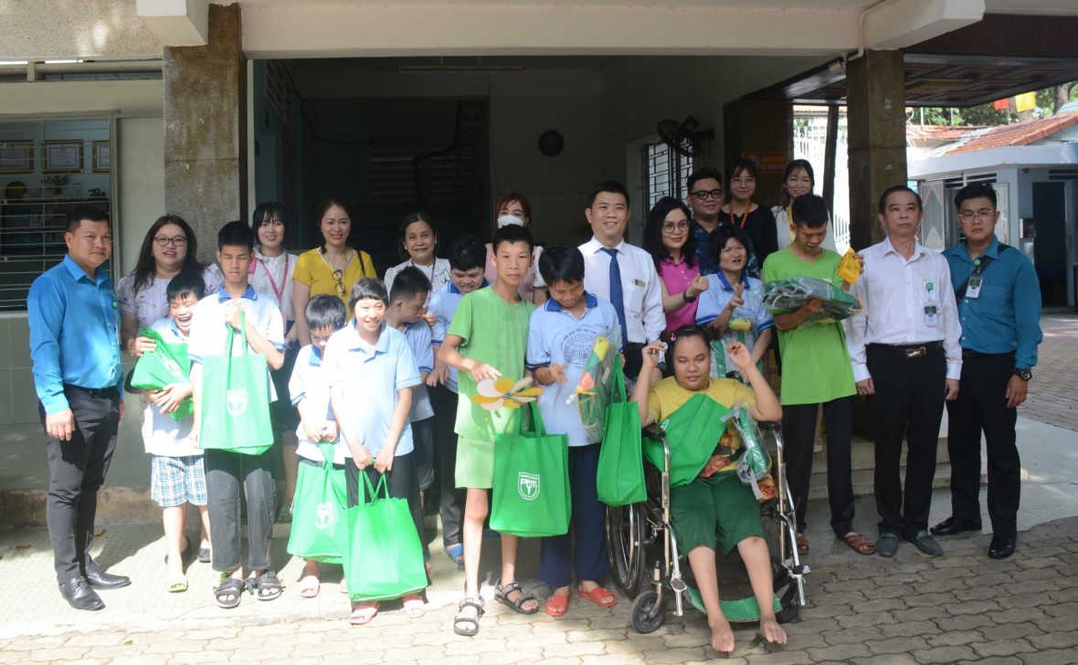 Trường Đại học Y khoa Phạm Ngọc Thạch thăm, tặng quà trẻ em nhân ngày Quốc tế Thiếu nhi