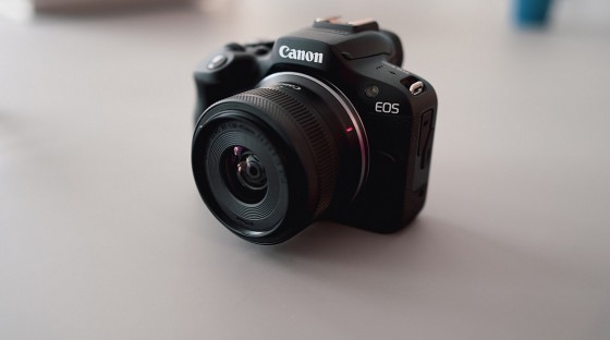 EOS R100: Máy ảnh nhỏ nhất không gương lật của Canon