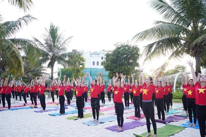 Đồng diễn Yoga chào mặt trời tại Festival Yoga mùa Hè 2023