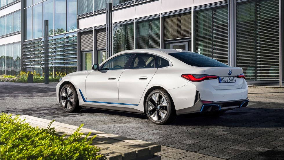 Cặp đôi xe điện hạng sang BMW iX3 và i4 ra mắt thị trường Việt Nam