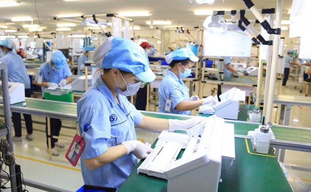 Công nhân sản xuất tại Khu công nghiệp Nội Bài (huyện Sóc Sơn). Ảnh: VGP/MInh Anh