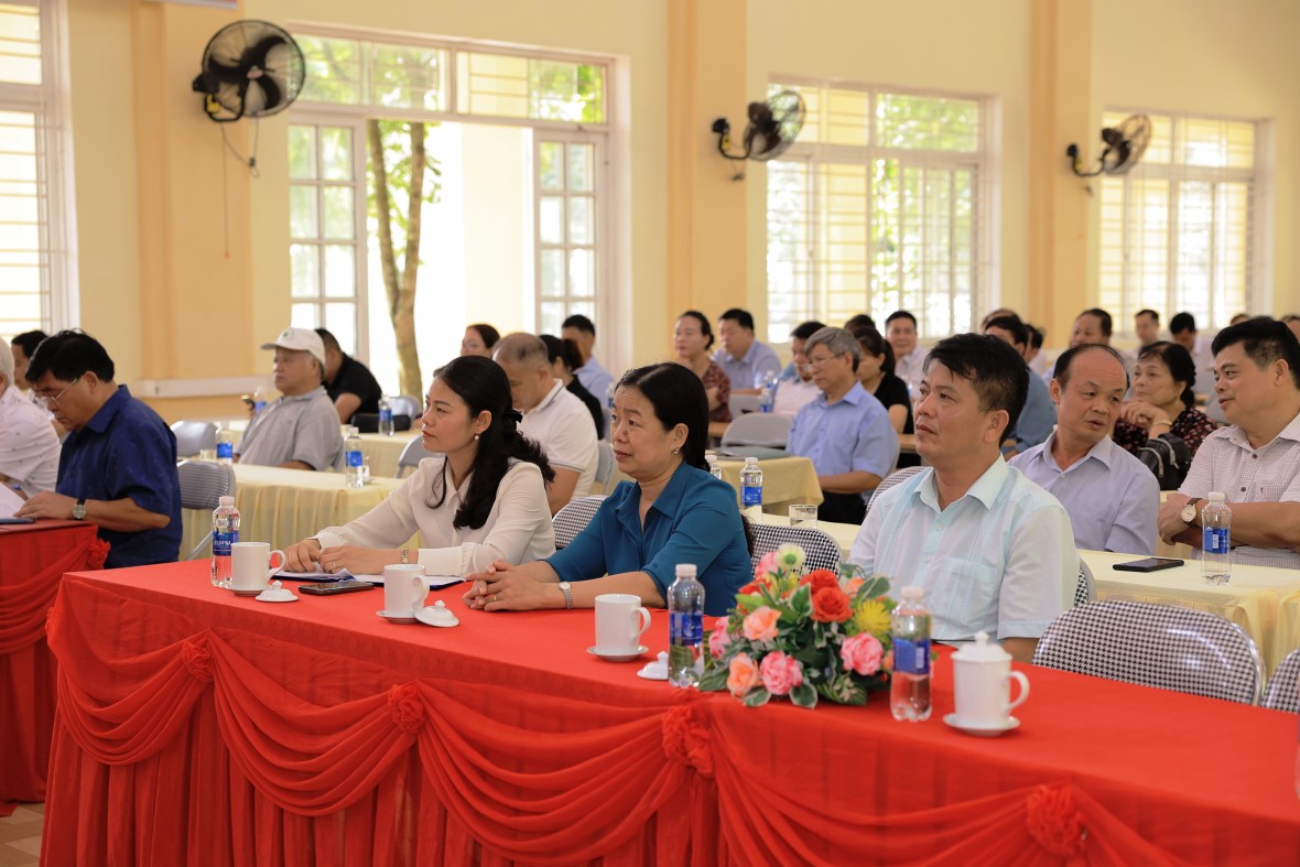 Trường THPT Trùng Khánh gặp mặt nguyên cán bộ quản lý, giáo viên và cựu học sinh