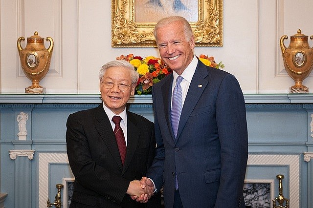 Ông Joe Biden (khi là Phó tổng thống Mỹ) bắt tay Tổng Bí thư Nguyễn Phú Trọng tại Bộ Ngoại giao Mỹ ở Washington, D.C ngày 7.7.2015