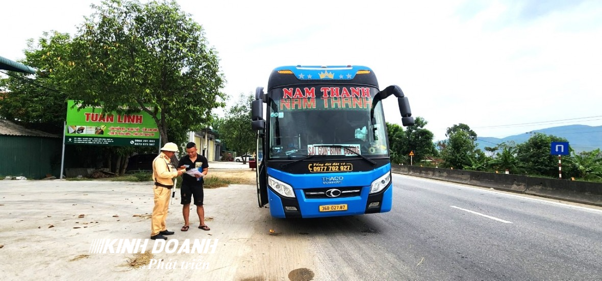 Hà Tĩnh: Phòng CSGT ra quân tổng kiểm soát xe ô tô kinh doanh vận tải hành khách
