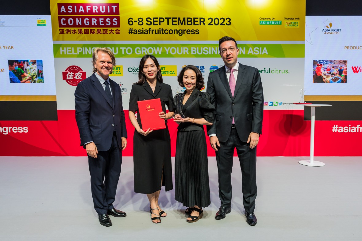 Đại diện ban tổ chức Asia Fruit Logistica và tạp chí Asiafruit trao giải thưởng cho đại diện chuỗi bán lẻ WinCommerce